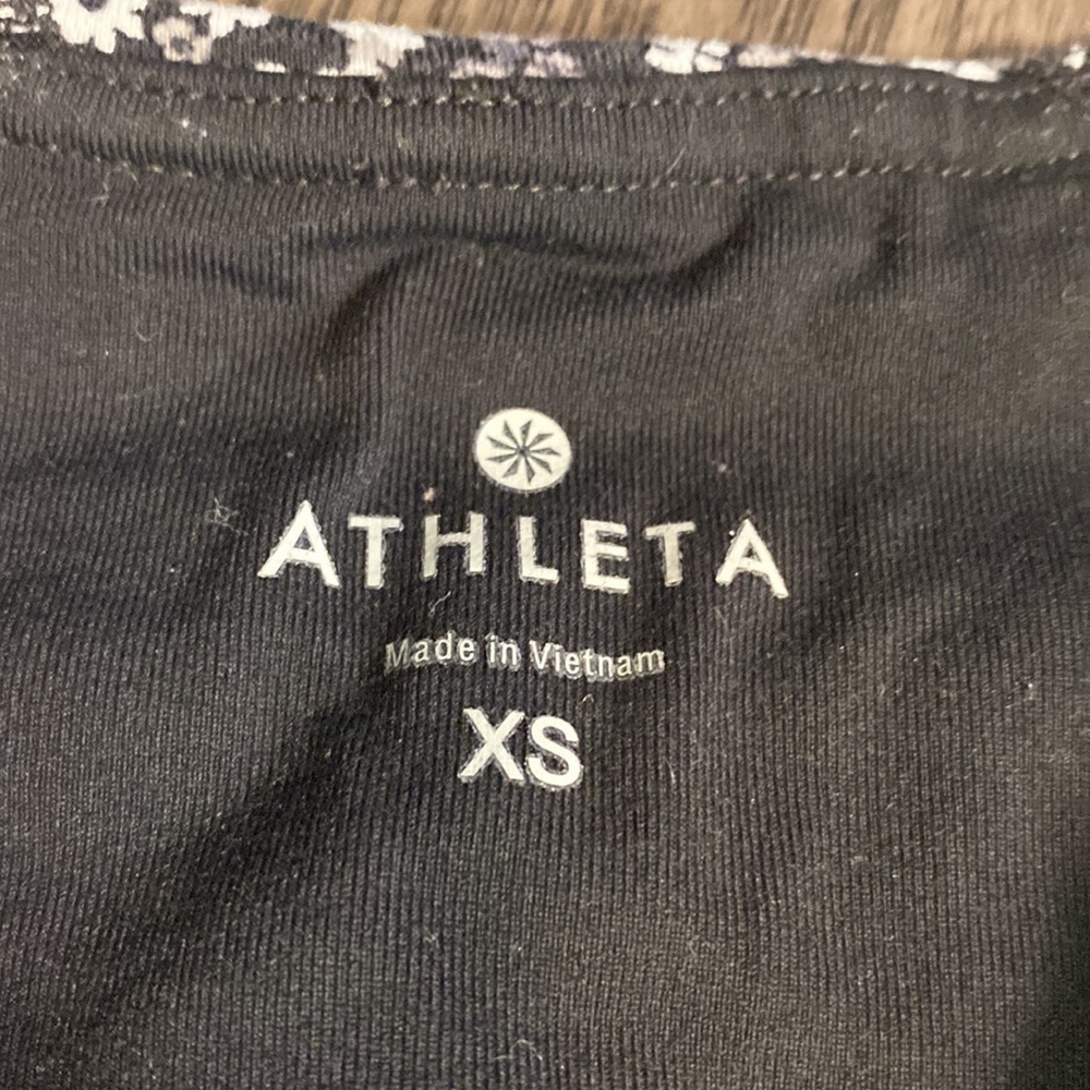 Athleta crop length leggings. Sz XS. Black, gray and white floral pattern - Picture 13 of 14